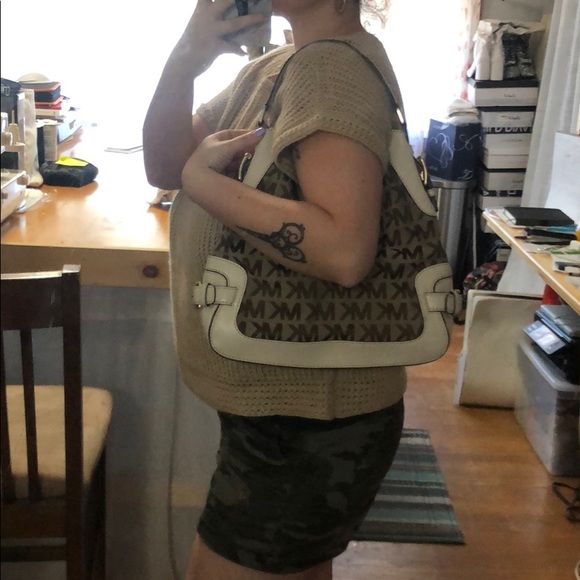 SALE Signature Michael Kors Bag - Picture 8 of 10